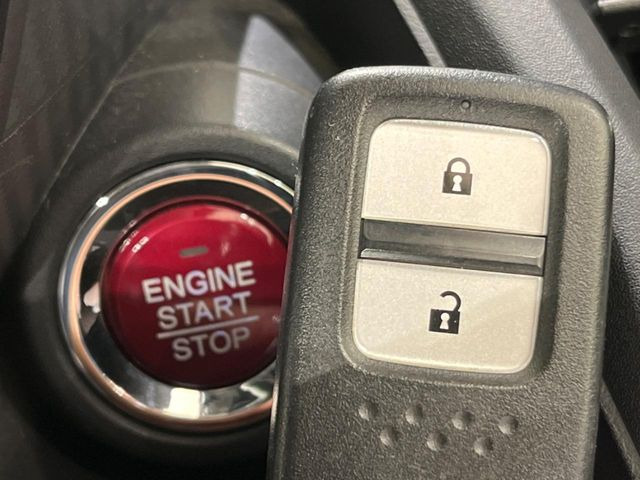 【Hondaスマートキー】カバンやポケットに入れたままでもドアの施錠・解錠が可能なスマートキーを装備。エンジンのオン・オフ時もカギを取り出す必要が無いからとっても便利です♪