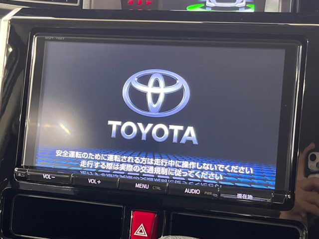 【純正ナビ】人気の純正ナビを装備しております。ナビの使いやすさはもちろん、オーディオ機能も充実!キャンプや旅行はもちろん、通勤や買い物など普段のドライブも楽しくなるはず♪