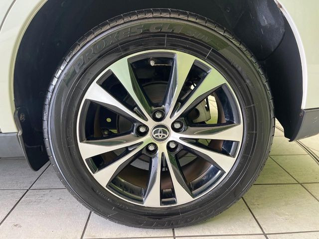 【純正18インチアルミホイール】外観にマッチした純正アルミホイールを装着しております。各種社外アルミホイールや、スタッドレスタイヤも取扱いしております。是非ご相談ください♪