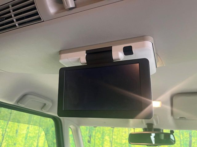 【フリップダウンモニター】大画面モニターで後席でもエンタメをお楽しみいただけます。小さなお子様にも大人気の装備です♪