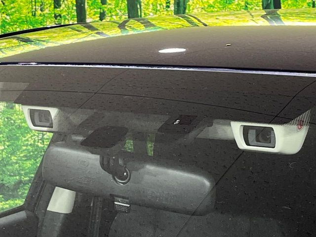 【アイサイトVer3】前方の車両等を検知し、衝突しそうな時は警報で注意を促し、ブレーキを踏む力をサポート。ブレーキを踏めなかった場合は衝突被害軽減ブレーキが作動、衝突回避をサポートします。