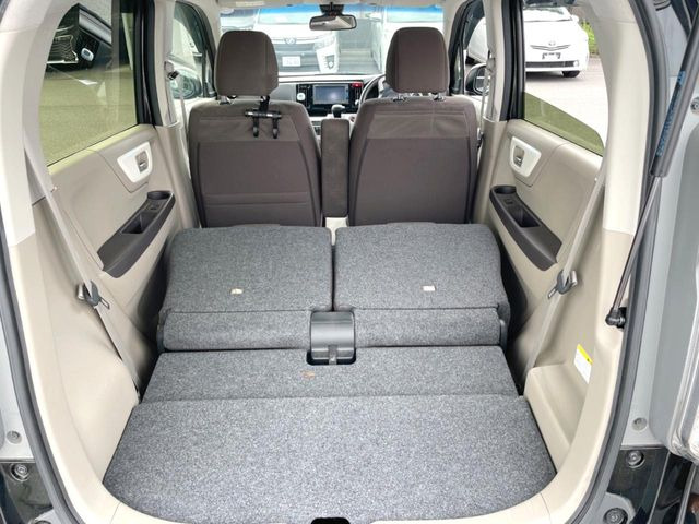 ラゲッジルームは、大容量のスペースを確保。普段のお買い物からレジャーまで、幅広く活躍してくれます!また、リアシートを倒すことでバリエーション豊かにお使いいただけます。