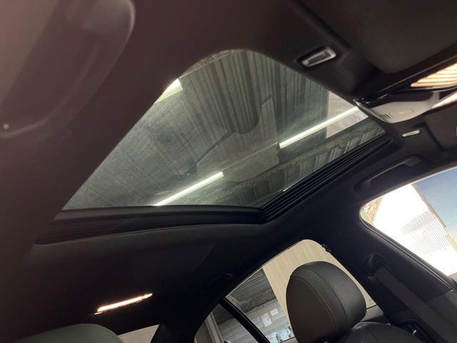 ●サンルーフ:開放感たっぷりの希少装備、サンルーフが装着されています!車内に明かりを取り入れたり景色を楽しむ以外にも、車内の空気も簡単に換気できて快適です!