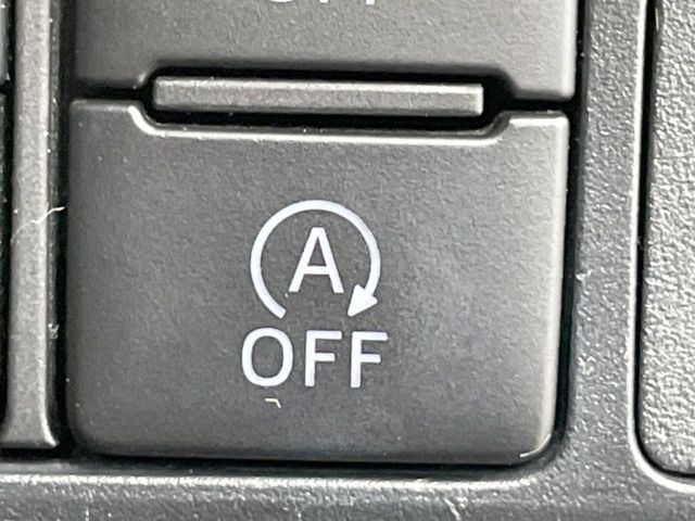 【アイドリングストップ】赤信号や渋滞で停車した際にエンジンを停止し、無駄な燃料の消費を抑えます。燃費向上や環境保護につなげる機能♪エンジンはブレーキを離せば再始動します。