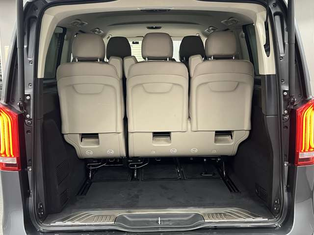 【屋内展示場完備】雨が降っても風が吹いても、暑くても寒くてもゆっくりお車をご覧いただけます⇒