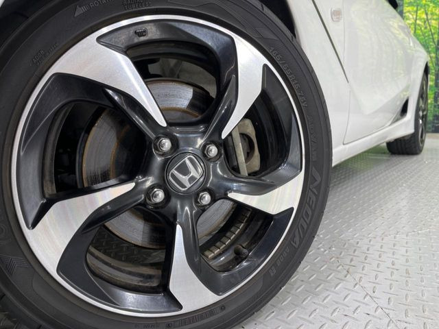 【純正アルミホイール】外観にマッチした純正アルミホイールを装着しております。各種社外アルミホイールや、スタッドレスタイヤも取扱いしております。是非ご相談ください♪