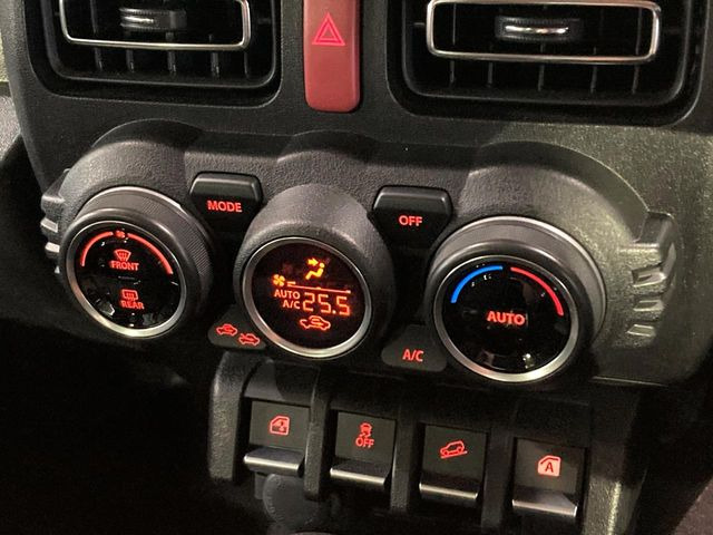 【オートエアコン】一度お好みの温度に設定すれば、車内の温度を検知し風量や温度を自動で調整。暑い…寒い…と何度もスイッチ操作をする必要はありません。快適な車内空間には必須の機能ですね♪