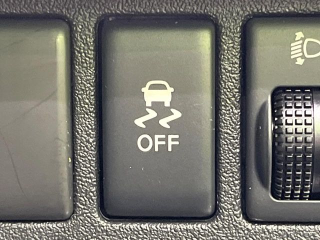 �y������h�~���u�z�ԗ��̉���������m����ƁA�����I�Ɏԗ��̐i�s������ۂ悤�Ɏԗ��𐧌䂵�܂��B�J�̓��ȂǊ���₷���H�ʏ󋵂ł����S�ȉ^�]���\�ł��B