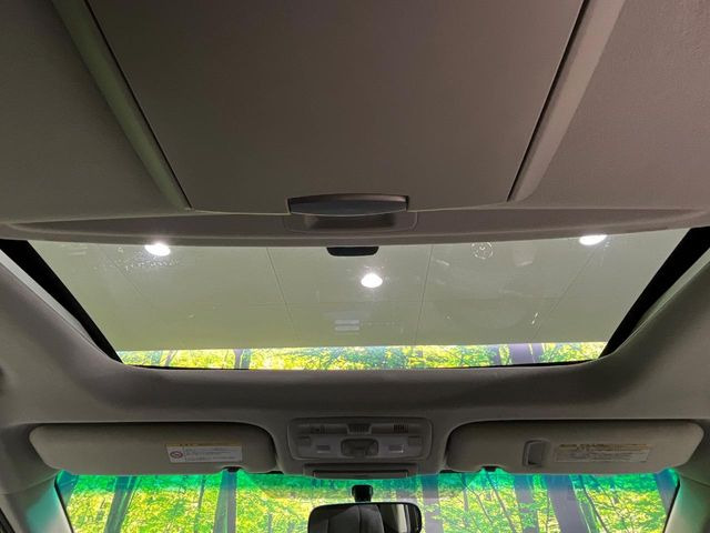 【ムーンルーフ】ムーンルーフ搭載で車内の解放感が一気にアップ!開放的なドライブをお楽しみいただけます。