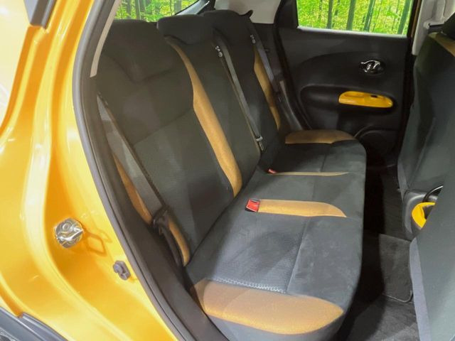 後部座席も気になるようなキズ・汚れやへたり等、大きなダメージはなく、良好な状態です。