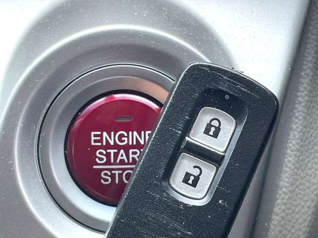 【Hondaスマートキー】カバンやポケットに入れたままでもドアの施錠・解錠が可能なスマートキーを装備。エンジンのオン・オフ時もカギを取り出す必要が無いからとっても便利です♪