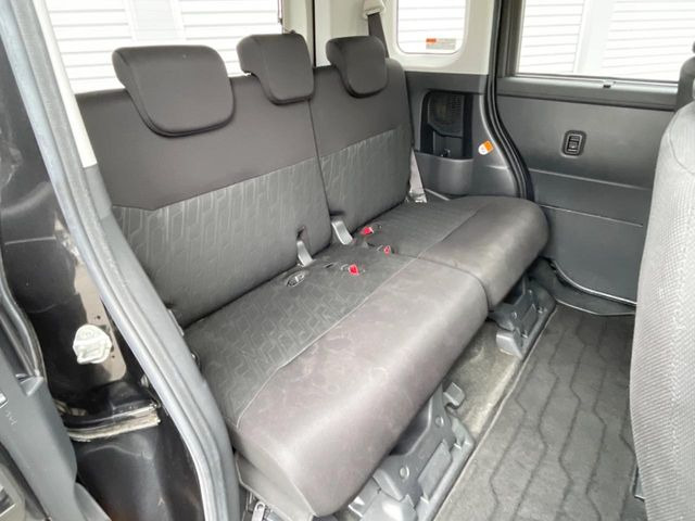 広々とした2列目シートは居住性が高く、居心地も快適!友達や家族とのお出かけにぴったりです。ベビーシートやチャイルドシート使用時も快適にお過ごしいただける十分な空間を確保しています。