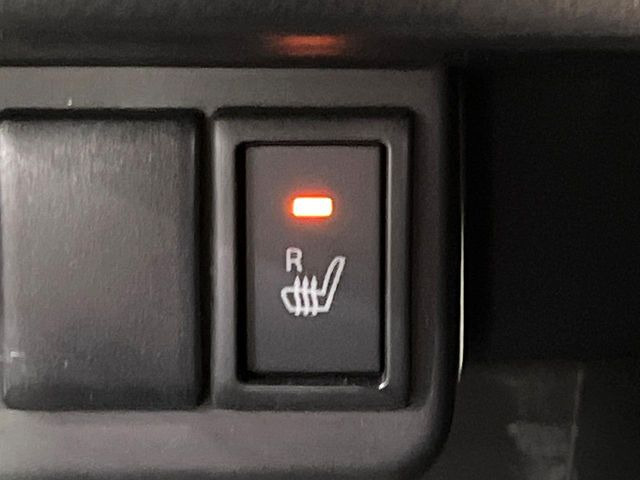 【シートヒーター】寒い日に重宝するシートヒーター!エアコンより早く温まってくれるので寒がりの人も安心ですね♪エアコンの温風は乾燥するから苦手、という方にもをおすすめです。