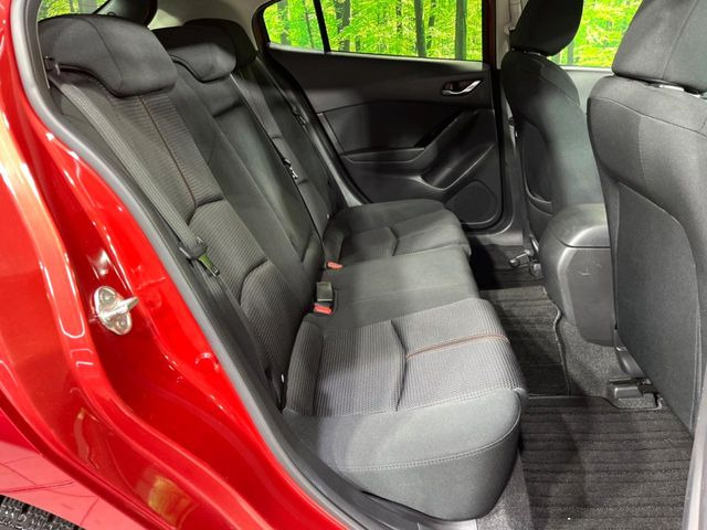 後部座席も気になるようなキズ・汚れやへたり等、大きなダメージはなく、良好な状態です。
