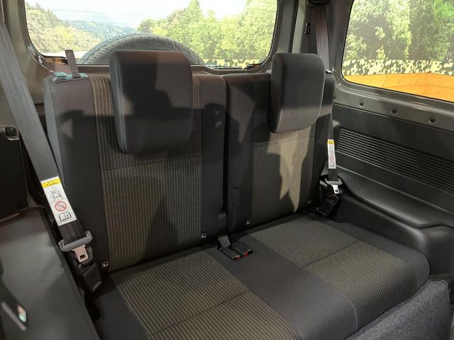 後部座席も気になるようなキズ・汚れやへたり等、大きなダメージはなく、良好な状態です。