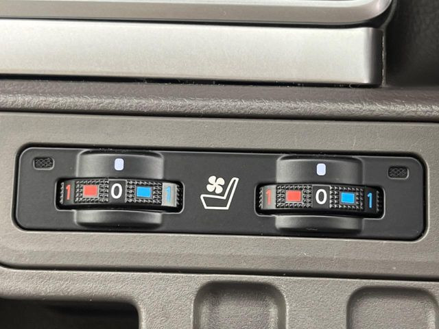 【シートベンチレーション】夏場は涼しい風でお尻や背中の熱やムレを防ぎ、冬はエアコンよりも早く温まってポカポカに!季節を問わず快適に過ごせます。