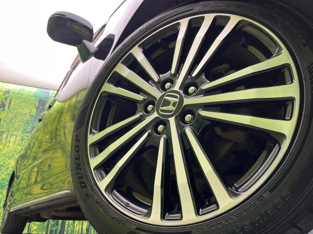 【18インチアルミホイール】外観にマッチしたアルミホイールを装着しております。各種アルミホイールや、スタッドレスタイヤも取扱いしております。是非ご相談ください♪