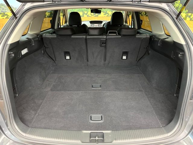 ���i�̂���������ʋ΁A���}���ɏ\���ȉ׎��X�y�[�X���m�ۂ��Ă���܂��B�Z�J���h�V�[�g��|���ƁA�傫�ȉו��̐ύڂ��\�ł���