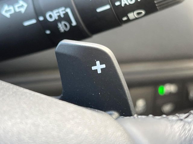 【パドルシフト】ハンドルから手を離さずに素早くシフトアップ&ダウンができるので、エンジンブレーキを使う下り坂や高速道路の合流で加速したい場面で役立ちます。