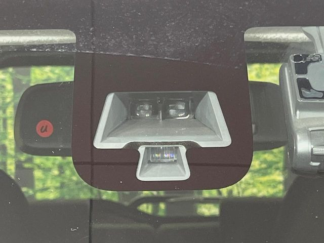 【エマージェンシーブレーキ】走行中に前方の車両等を認識し、衝突しそうな時は警報とブレーキで衝突回避と被害軽減をアシスト。より安全にドライブをお楽しみいただけます。