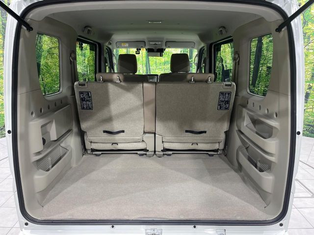 ���i�̂���������ʋ΁A���}���ɏ\���ȉ׎��X�y�[�X���m�ۂ��Ă���܂��B�Z�J���h�V�[�g��|���ƁA�傫�ȉו��̐ύڂ��\�ł���