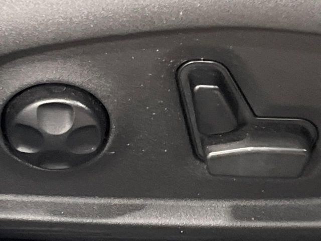 ●パワーシート:シート位置の“前後と背もたれの“角度の微調整が可能となります。手動設定のシートよりも、より細やかな設定ができるのがポイントです。