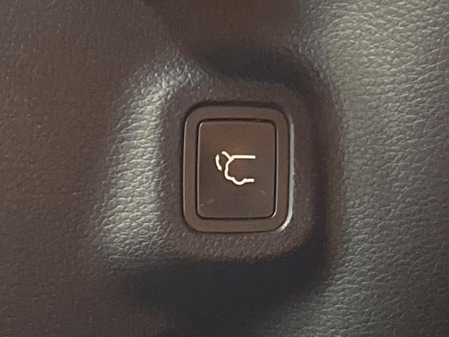 ●電動リアゲート:ワンタッチでリアゲートの開閉ができ、荷物などで両手が塞がっている状態でも簡単に開閉ができる便利機能です。