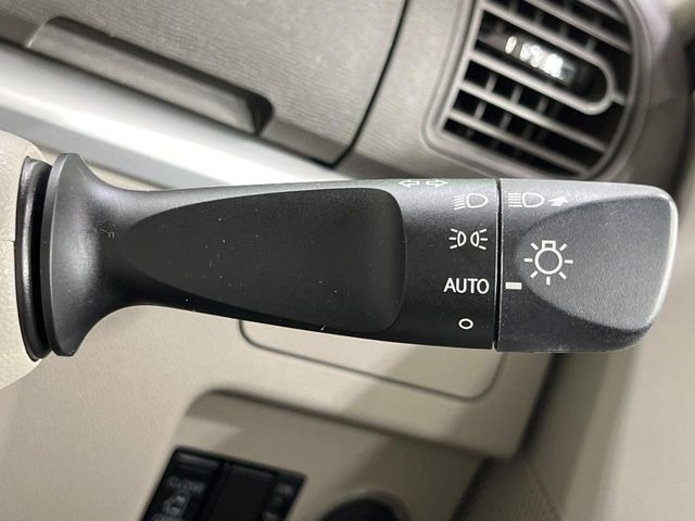 【オートライト】周りの明るさに応じて自動でヘッドライトの点灯・消灯ができる機能です!ライトの付け忘れ・消し忘れなどが無くなり、雨の日や夕方の走行も安心!トンネル通過時も便利ですね♪