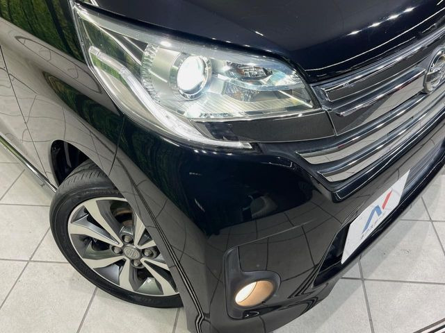 【HIDヘッドライト】非常に明るく前方を照らしてくれるので、悪天候や夜間の走行時も視界良好で安心してお乗りいただけます。