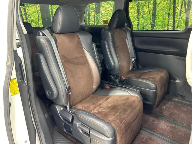 二列目中央はウォークスルーとなっております。二列目と三列目の移動や乗り降りがとっても楽になるので、乗り降りの際もストレスを感じることはありません♪