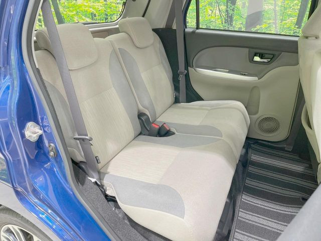 後部座席も気になるようなキズ・汚れやへたり等、大きなダメージはなく、良好な状態です。