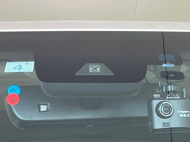 【トヨタセーフティセンス】走行中に前方の車両等を認識し、衝突しそうな時は警報とブレーキで衝突回避と被害軽減をアシスト。より安全にドライブをお楽しみいただけます。