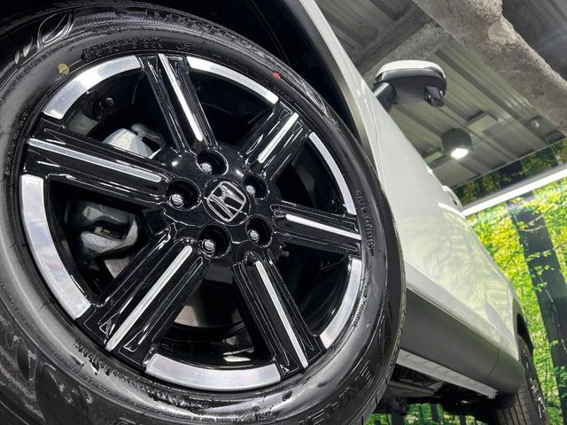 【純正16インチアルミホイール】外観にマッチした純正アルミホイールを装着しております。各種社外アルミホイールや、スタッドレスタイヤも取扱いしております。是非ご相談ください♪