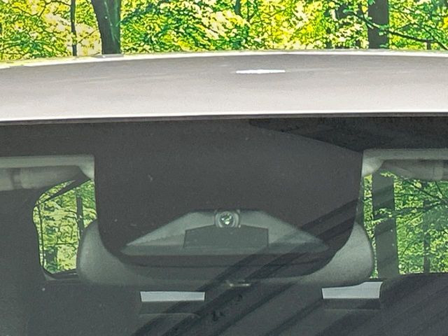 【ホンダセンシング】走行中に前方の車両等を認識し、衝突しそうな時は警報とブレーキで衝突回避と被害軽減をアシスト。より安全にドライブをお楽しみいただけます。