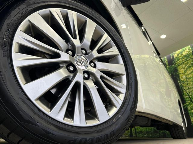 【グレード専用純正18インチアルミホイール】デザイン性の高い純正アルミホイールを装着しております。各種社外アルミホイールや、スタッドレスタイヤも取扱いしております。是非ご相談ください♪