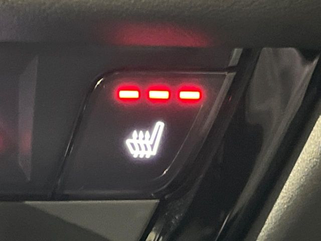 【シートヒーター】寒い日に重宝するシートヒーター!エアコンより早く温まってくれるので寒がりの人も安心ですね♪エアコンの温風は乾燥するから苦手、という方にもをおすすめです。