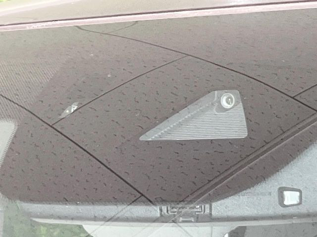 【i-ACTIVESENSE】走行中に前方の車両等を認識し、衝突しそうな時は警報とブレーキで衝突回避と被害軽減をアシスト。より安全にドライブをお楽しみいただけます。