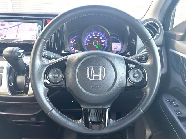 【純正革巻きステアリング】上質な革を使用することで、手にしっかり馴染みとても運転しやすいハンドルです♪