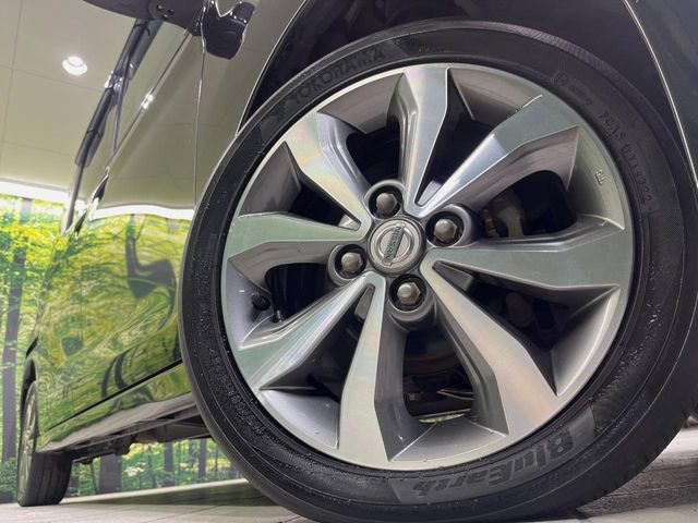 【純正15インチアルミホイール】外観にマッチした純正アルミホイールを装着しております。各種社外アルミホイールや、スタッドレスタイヤも取扱いしております。是非ご相談ください♪
