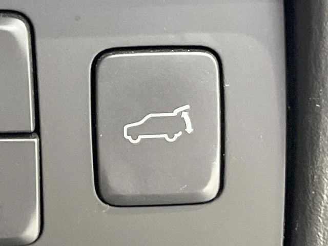 【パワーバックドア】スマートキーや運転席のボタンを押すだけでリアゲートが自動で開閉します!荷物を持っている時や、高い位置にあるバックドアを閉める際に便利な機能です♪