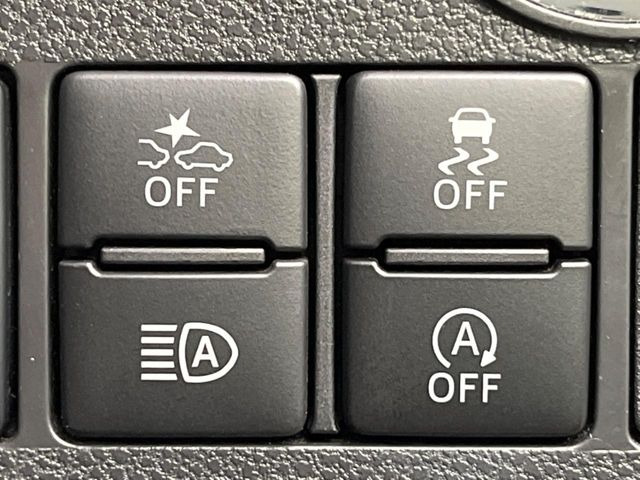 【アイドリングストップ】赤信号や渋滞で停車した際にエンジンを停止し、無駄な燃料の消費を抑えます。燃費向上や環境保護につなげる機能♪エンジンはブレーキを離せば再始動します。