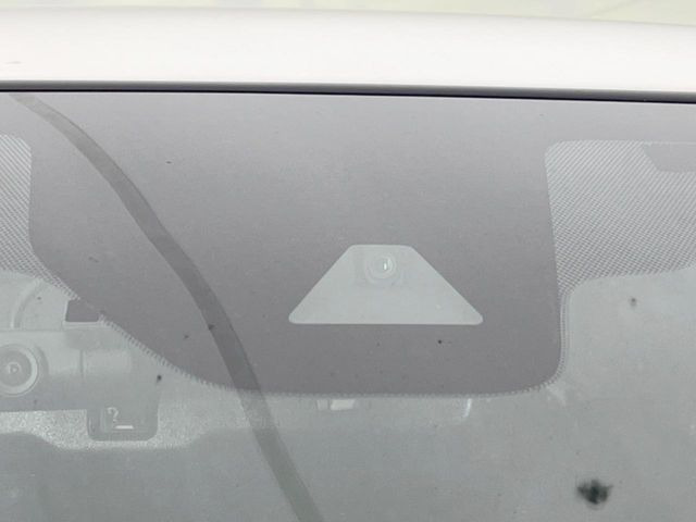 【エマージェンシーブレーキ】走行中に前方の車両等を認識し、衝突しそうな時は警報とブレーキで衝突回避と被害軽減をアシスト。より安全にドライブをお楽しみいただけます。