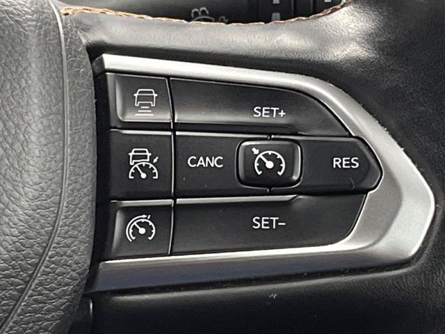 ●レーダークルーズコントロール:前の車との車間距離を一定にとりつつ、一定速度で自動走行してくれる次世代のクルーズコントロール!主に高速道路や自動車専用道路で使用する便利な機能です!