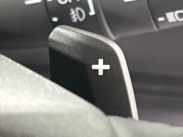 【パドルシフト】ハンドルから手を離さずに素早くシフトアップ&ダウンができるので、エンジンブレーキを使う下り坂や高速道路の合流で加速したい場面で役立ちます。