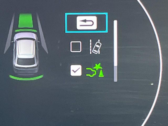 【ホンダセンシング】走行中に前方の車両等を認識し、衝突しそうな時は警報とブレーキで衝突回避と被害軽減をアシスト。より安全にドライブをお楽しみいただけます。