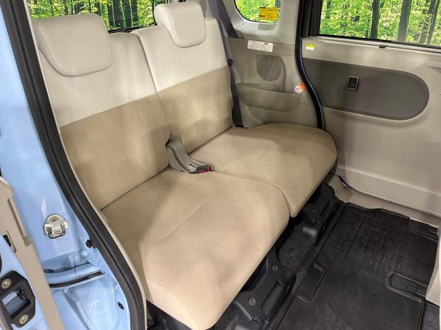 後部座席も気になるようなキズ・汚れやへたり等、大きなダメージはなく、良好な状態です。