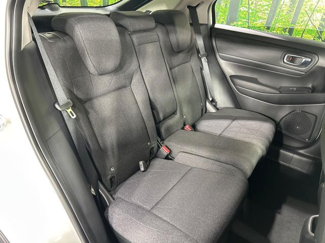 後部座席も気になるようなキズ・汚れやへたり等、大きなダメージはなく、良好な状態です。