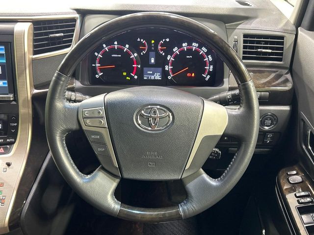 【ウッドコンビステアリング】高級感ある木目調パーツを採用した手に良く馴染むコンビハンドル。運転席廻りの雰囲気も一気に豪華になります!