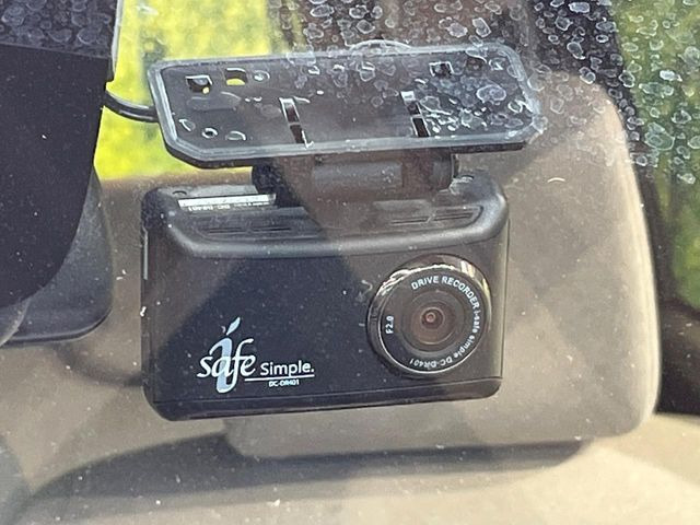 【ドライブレコーダー】安心・安全なカーライフに必須のドライブレコーダーを装備!走行中はもちろん、あおり運転や事故に遭遇した際の状況も映像で記録し、万一のリスクに備えます。