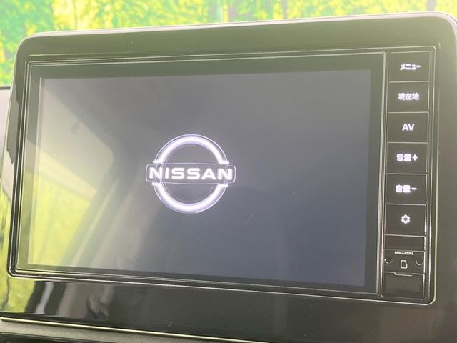 【純正ナビ】人気の純正ナビを装備しております。ナビの使いやすさはもちろん、オーディオ機能も充実!キャンプや旅行はもちろん、通勤や買い物など普段のドライブも楽しくなるはず♪